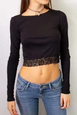 Camiseta bajo encaje