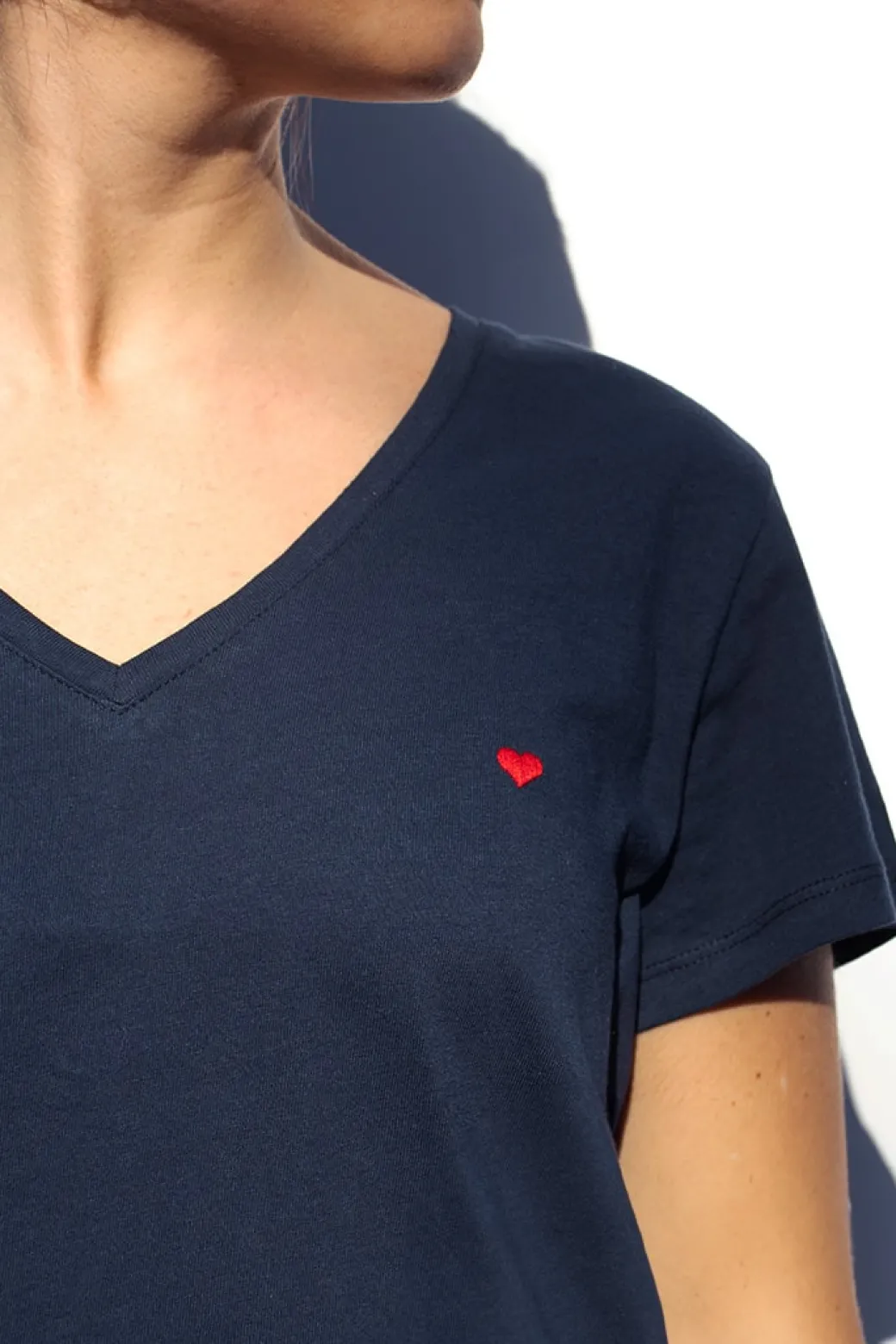 Camiseta escote en V corazón