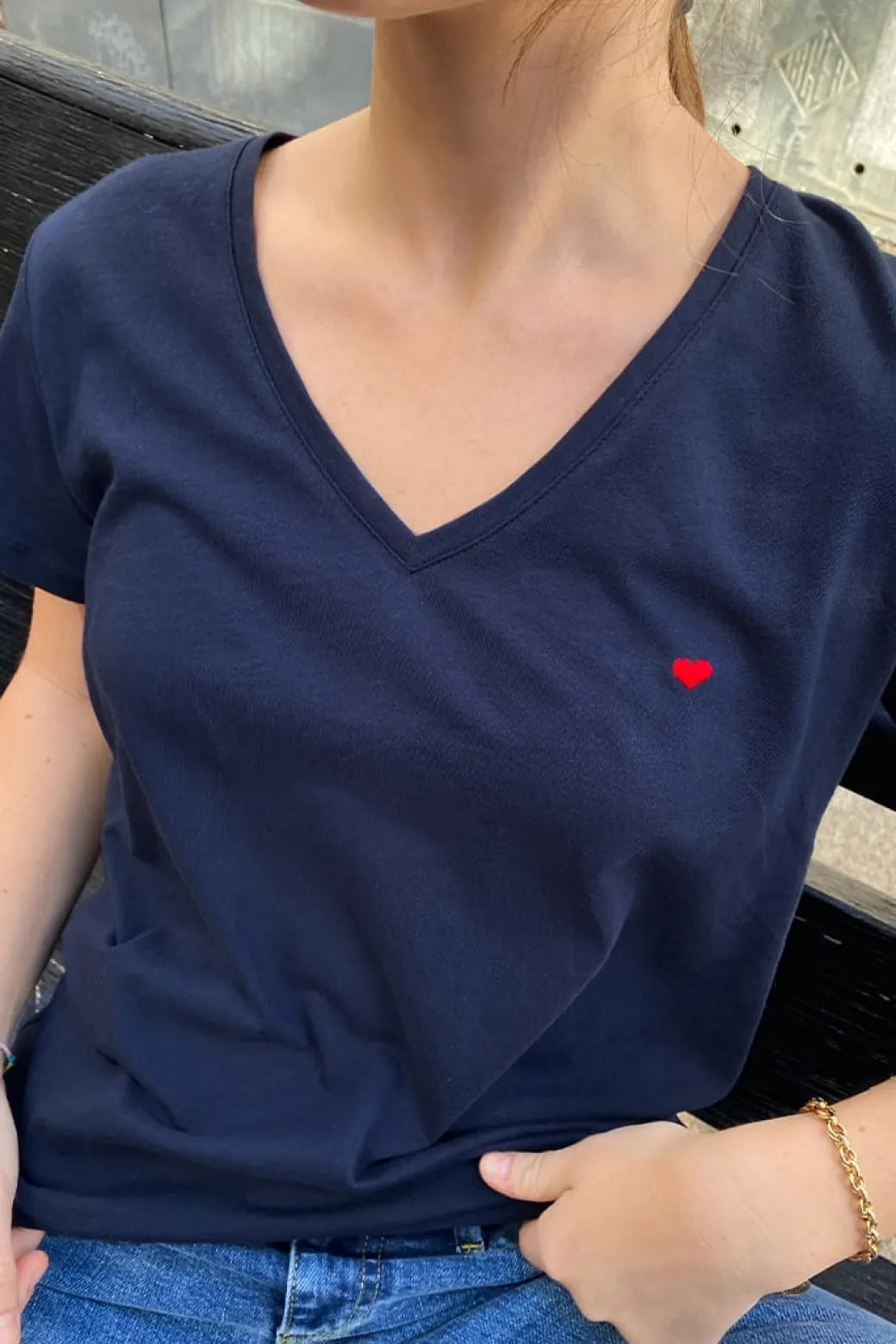 Camiseta escote en V corazón