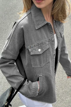 Chaqueta con tachuelas