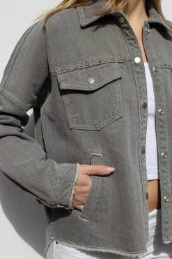 Chaqueta con tachuelas