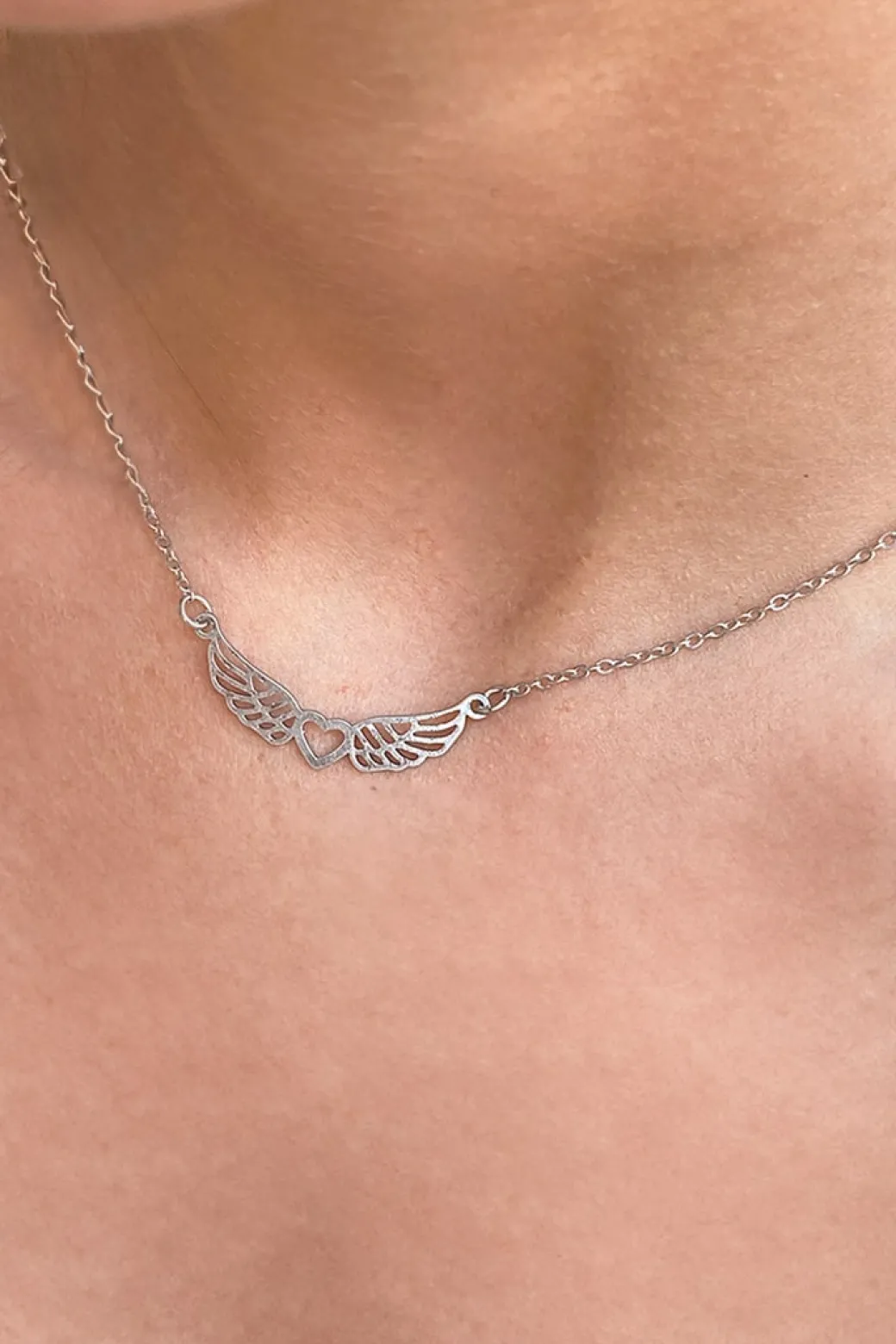 Collar corazón alas