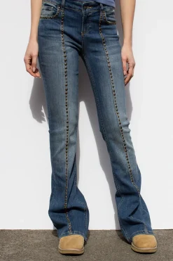 Jeans flare con tachuelas