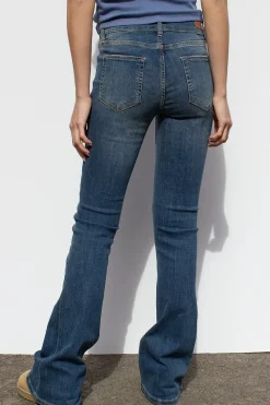 Jeans flare con tachuelas