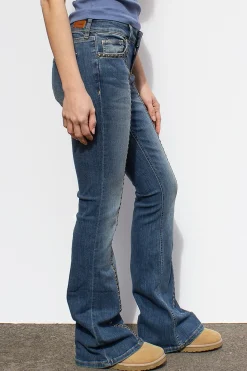 Jeans flare con tachuelas
